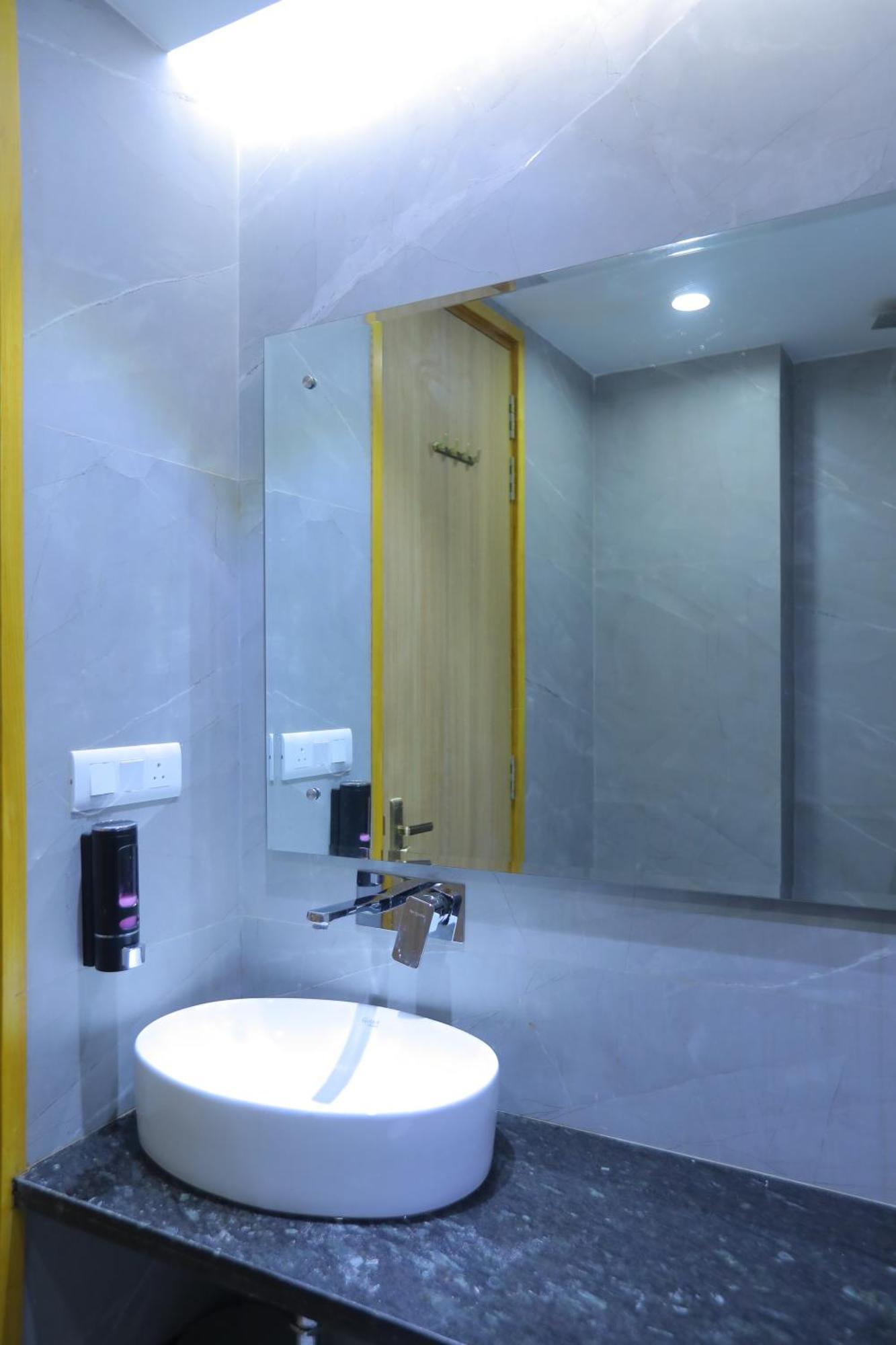 Hotel Glitz - Walk In From New Delhi Railway Station Екстериор снимка